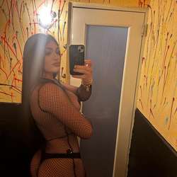 Angie81's Chat & Dating Profile
