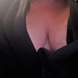 Ozigrl's Chat & Dating Profile